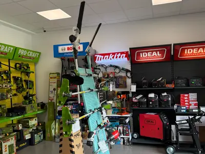 Spawarki IDEAL przy ścianie z szyldem Makita